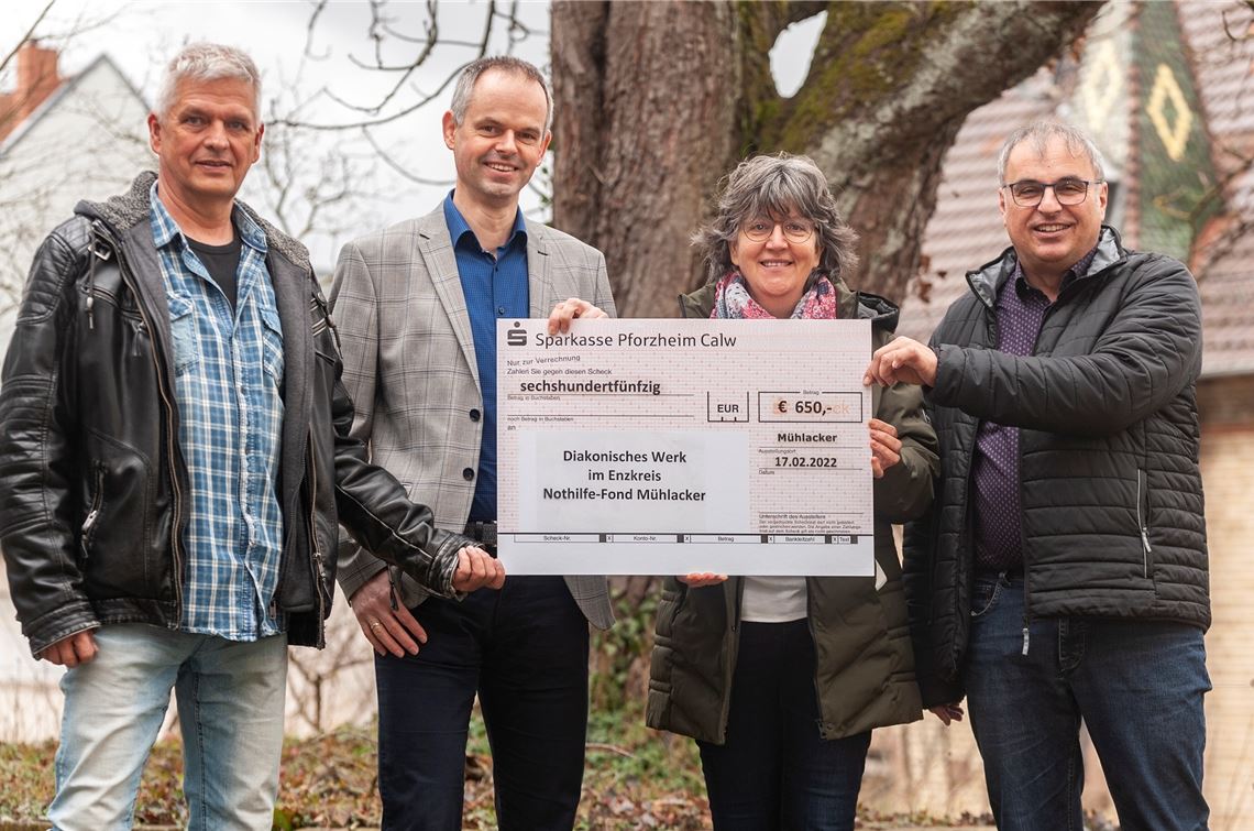 Der Pastor der Freien evangelischen Gemeinde Mühlacker, Dietrich Ebeling (li.), überreicht gemeinsam mit Gerhard Braun (re., Liebenzeller Gemeinschaft Großglattbach) und Dorothee Knappenberger (Paulusgemeinde Mühlacker) die Spende an Christoph Zastrow, Geschäftsführer des Diakonischen Werks Enzkreis. Foto: Fotomoment