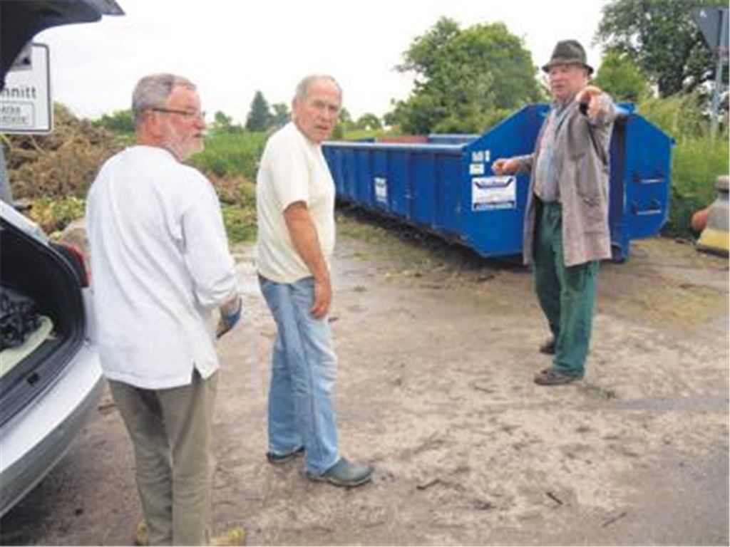 Der Pate zeigt, wo es lang geht: Theo Bellon (v.re.) weist die vorbildlichen Häckselplatz-Nutzer Roland Ernst und Peter Büttner ein. Foto: Filitz