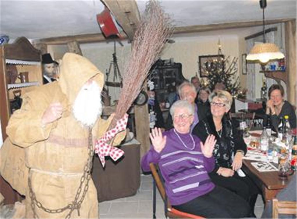 Der Pelzmärte prüft genau, wen er beschenken kann. Foto: Garhöfer