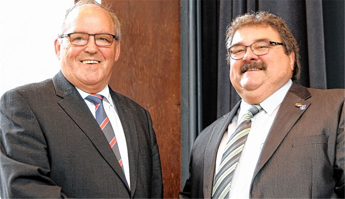 Der Peter Heinke (re.) wird Nachfolger des bisherigen Verbandsvorsitzenden Rolf Czudzowitz (li.).