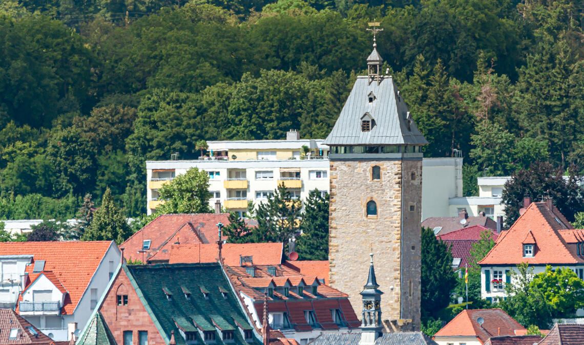 Der Pfeiferturm gilt als prägendes Bauwerk und Wahrzeichen der Melanchthonstadt Bretten. 2009 erhielt der Turm dank des Einsatzes der Initiative Brettener Heimat- und Denkmalpflege wieder sein Dach. Foto: Claudia und Gerald Herr/Stadt Bretten