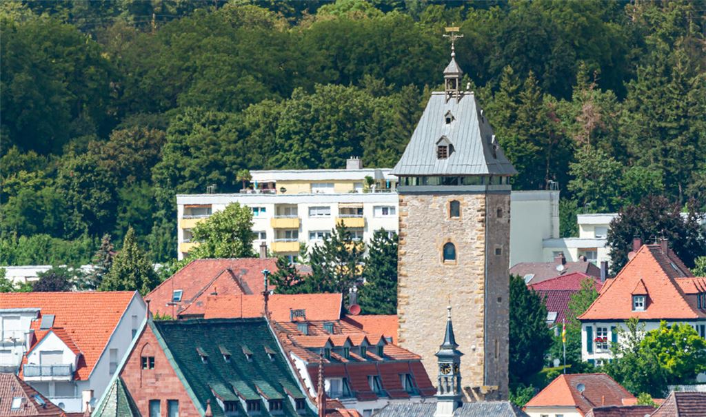 Der Pfeiferturm gilt als prägendes Bauwerk und Wahrzeichen der Melanchthonstadt Bretten. 2009 erhielt der Turm dank des Einsatzes der Initiative Brettener Heimat- und Denkmalpflege wieder sein Dach. Foto: Claudia und Gerald Herr/Stadt Bretten