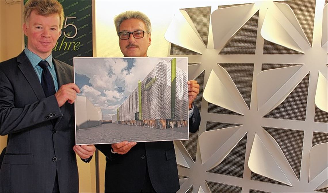 Der Pforzheimer Kaufhof-Geschäftsführer Wolfgang Koß (re.) und Friedrich-Wilhelm Zimmermann von der Metro-Immobiliengesellschaft sind vom großen Wurf der neuen Galeria-Fassade in der Fußgängerzone überzeugt. 