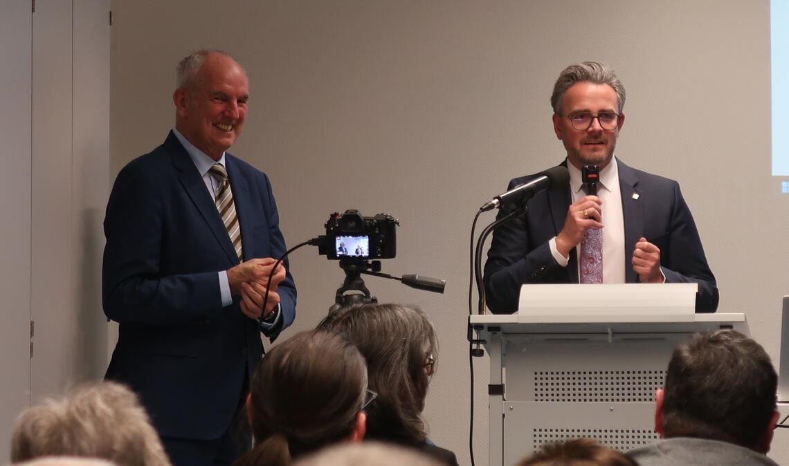Der Pforzheimer Oberbürgermeister Peter Boch (re.) und Professor Dr. Joachim Scholtyseck machen darauf aufmerksam, wie wichtig Erinnerungsarbeit ist. Foto: Warzecha