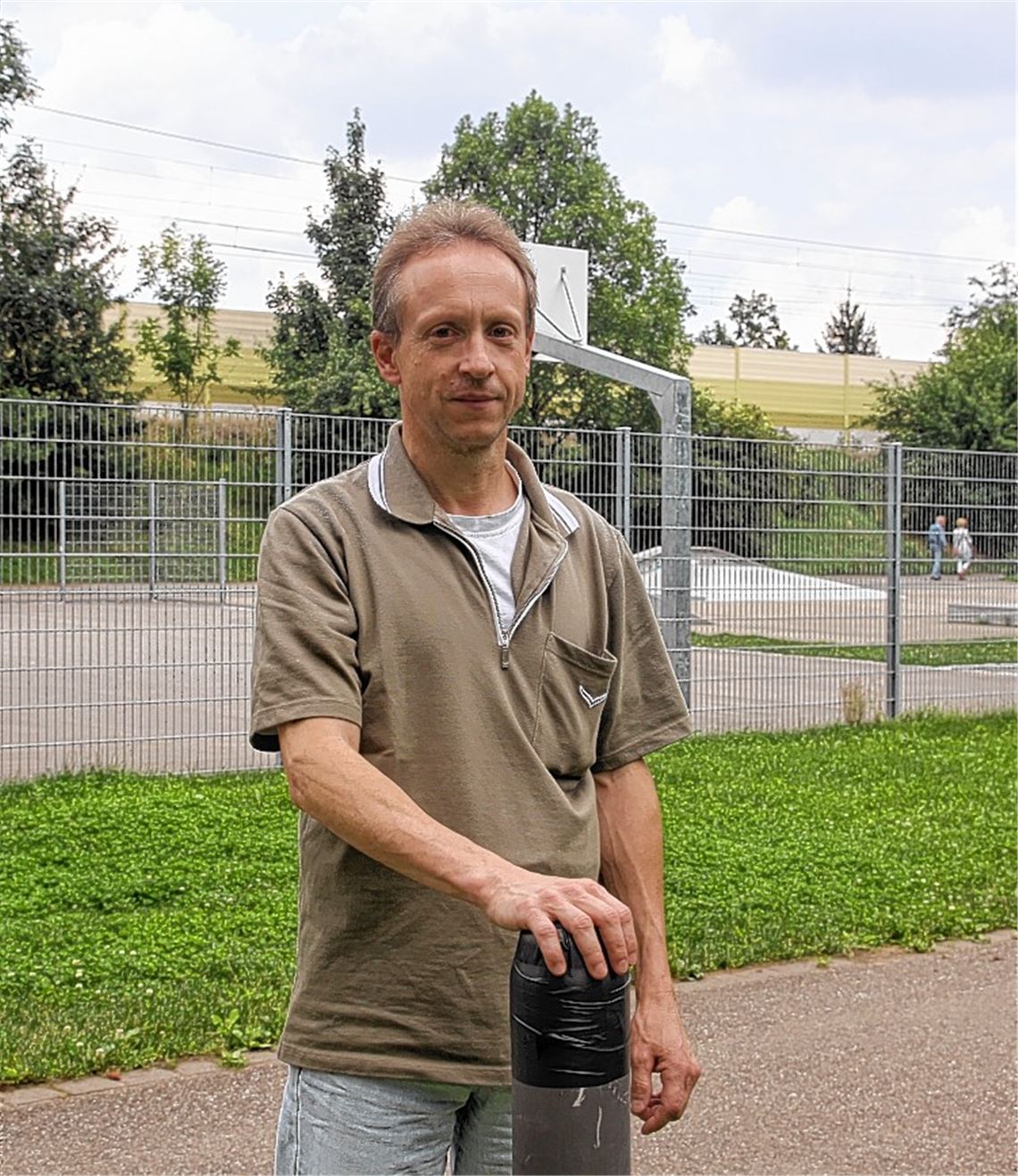 Der Pfosten, an dem Wolfgang Guthjahr steht(li. Bild) ist alles, was von der Laterne in der Talaue übrig geblieben ist (re. Bild.)