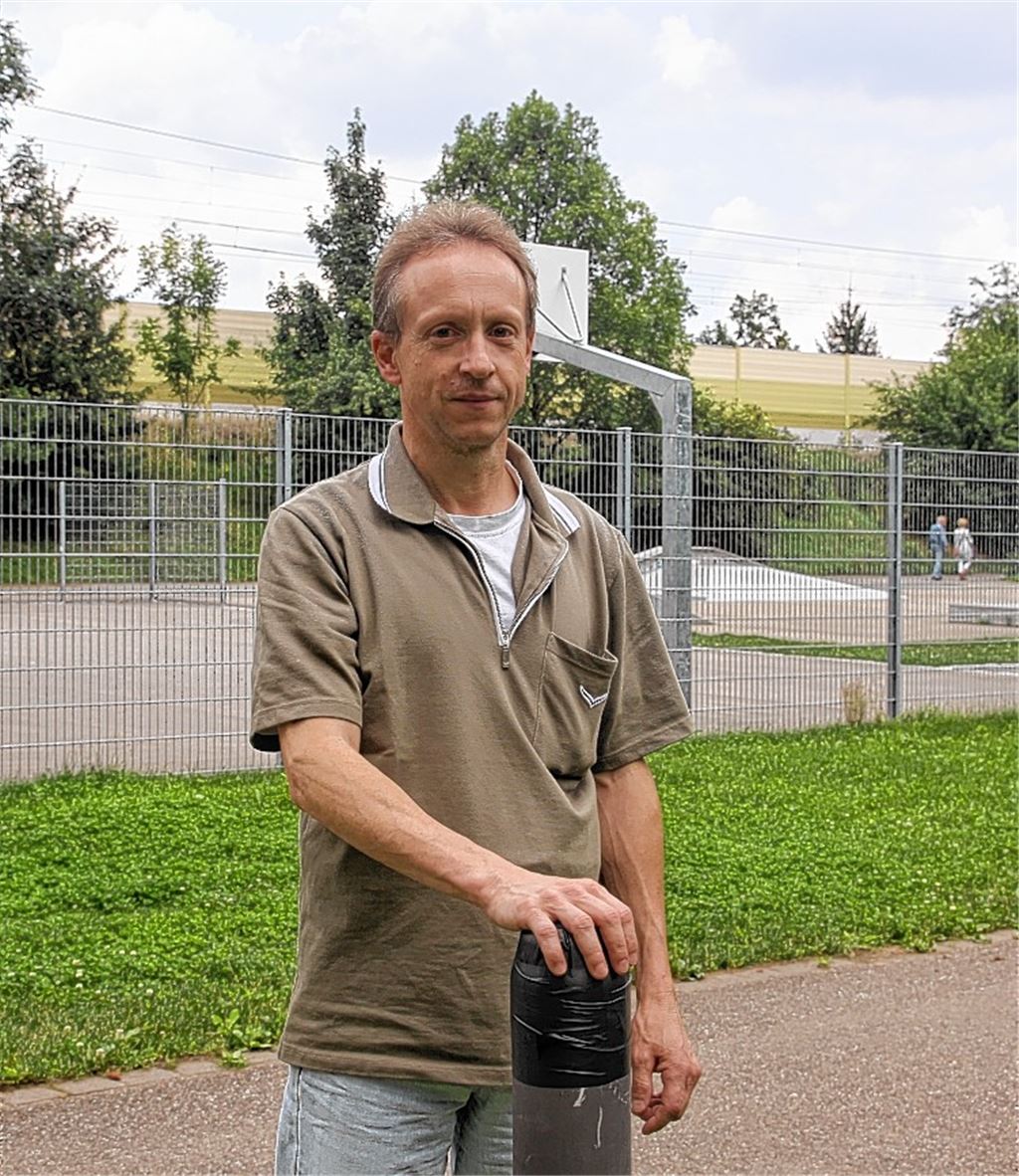 Der Pfosten, an dem Wolfgang Guthjahr steht(li. Bild) ist alles, was von der Laterne in der Talaue übrig geblieben ist (re. Bild.)