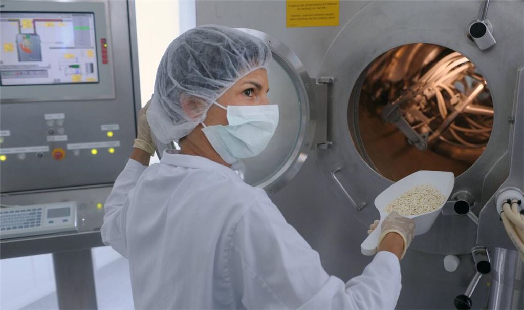 Der Pharmaindustrie (hier eine Beschäftigte von Merck in Darmstadt) geht es nicht so schlecht wie der chemischen Industrie – insofern muss der Tarifabschluss einen Spagat leisten.