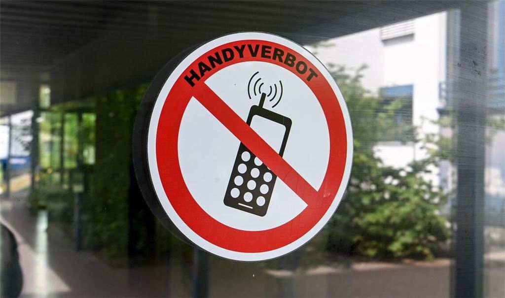Der Philologenverband fordert bundesweit verbindliche Regeln für private Smartphones während der Schulzeit. (Symbolbild)