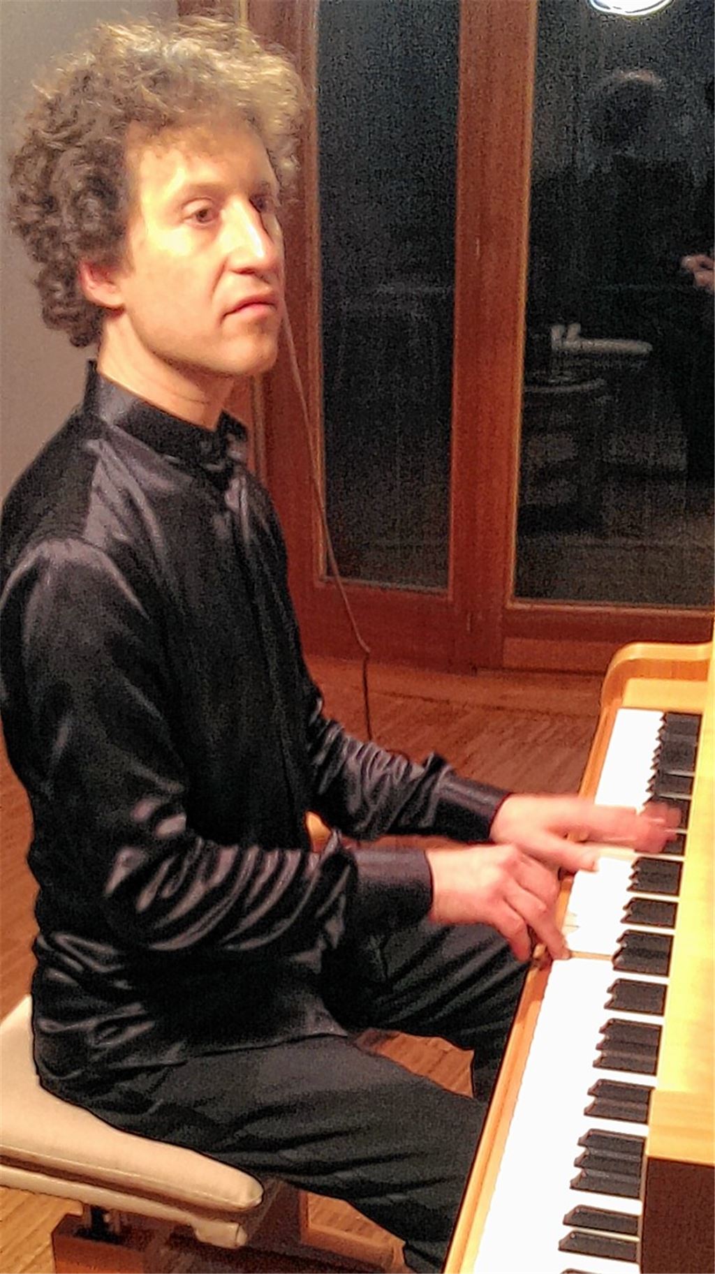 Der Pianist David Saliamonas.