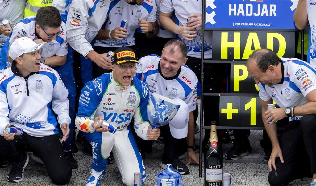 Der Pokal von Isack Hadjar geht zu Bruch.