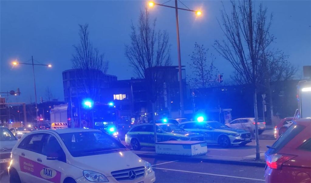 Der Polizeieinsatz am Pforzheimer Bahnhof zieht am Dienstagabend die Blicke auf sich. Foto: Myroshnichenko