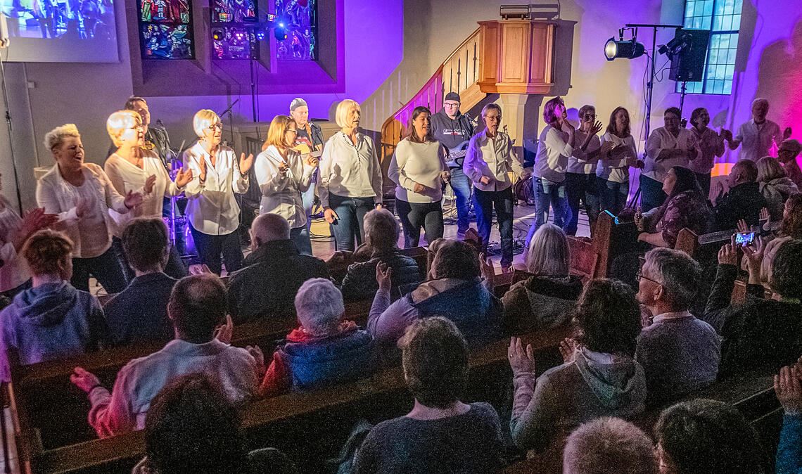 Der Popchor „Ohrwurm“ singt bei einigen Liedern mit. Foto: Fotomoment