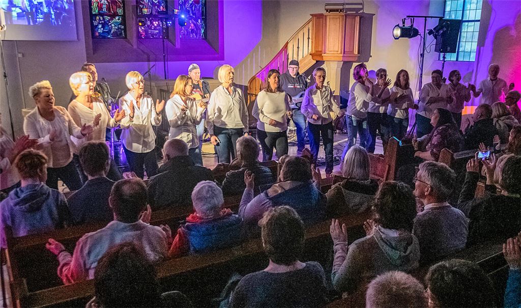 Der Popchor „Ohrwurm“ singt bei einigen Liedern mit. Foto: Fotomoment