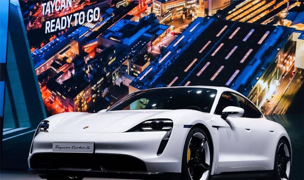 Der Porsche Taycan ist 2019 hoffnungsvoll gestartet. Nach langem Höhenflug ging es ab 2024 stark bergab. Nun steht die Zukunft des Modells auf der Kippe.