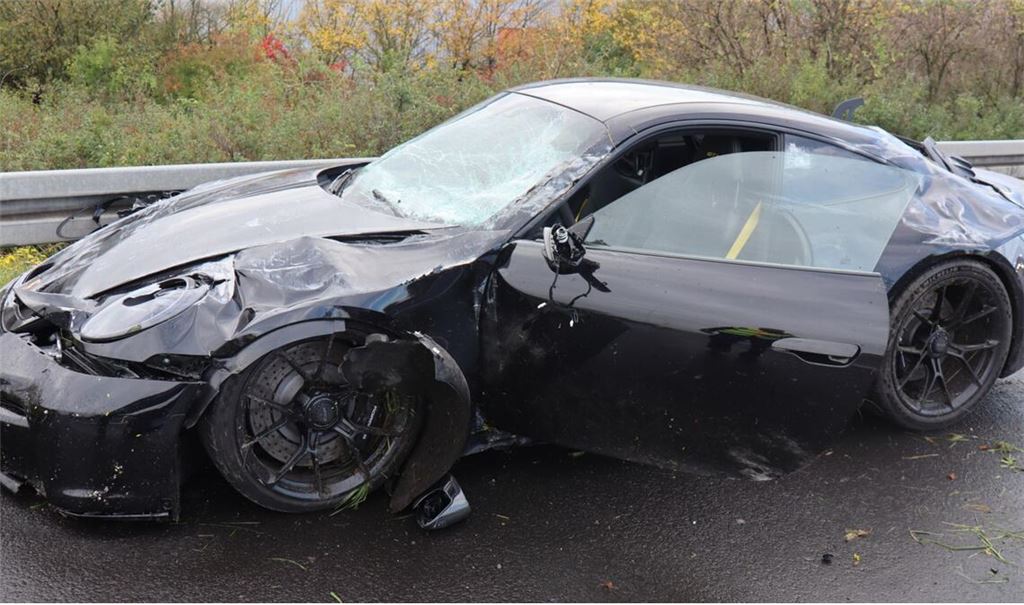 Der Porsche musst abgeschleppt werden.