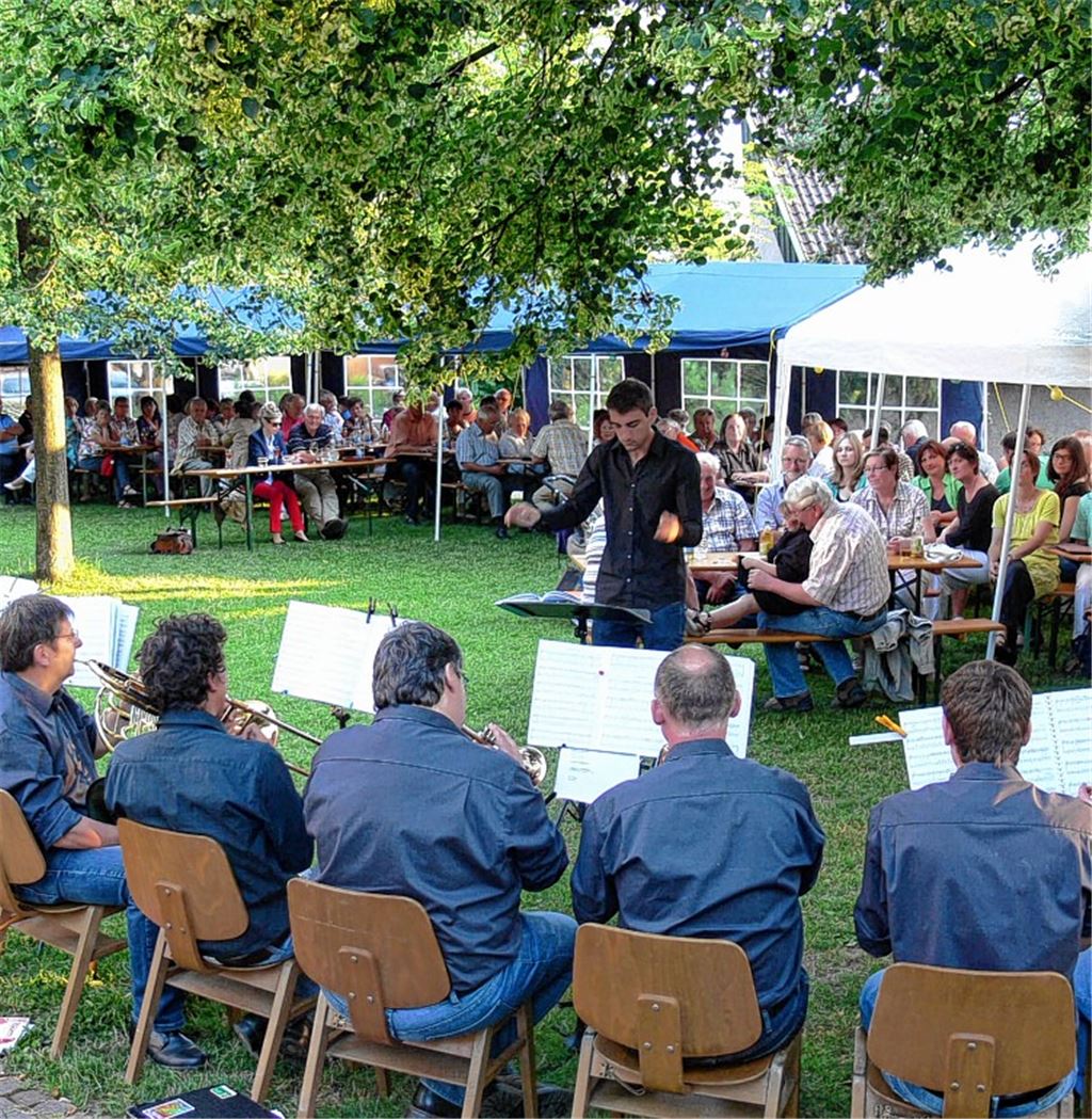Der Posaunenchor (Bild) und der Volkschor musizieren im Dorfgarten. Foto: Garhöfer