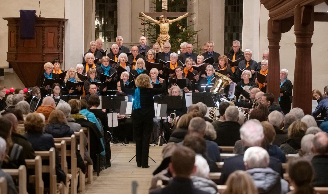 Der Posaunenchor Knittlingen, Kirchenchor Knittlingen und Volkschor Sternenfels bestreiten gemeinsam den Abend. Foto: Fotomoment