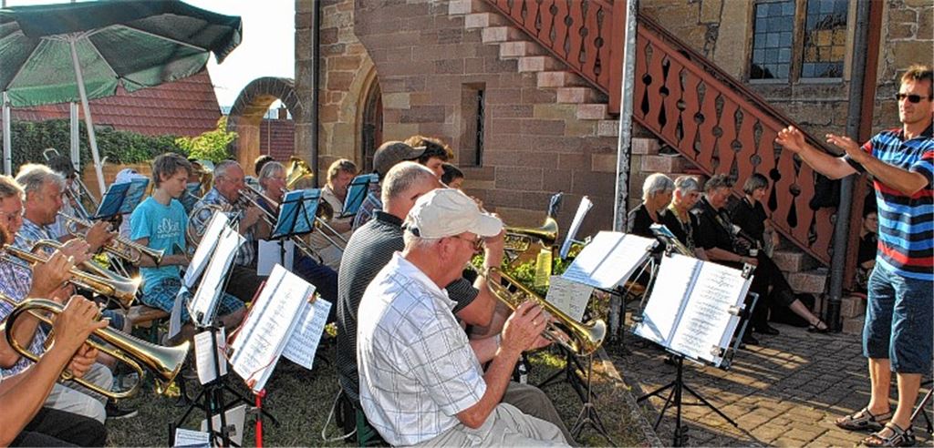 Der Posaunenchor beim Konzert auf dem Kirchplatz. Foto: Stahlfeld