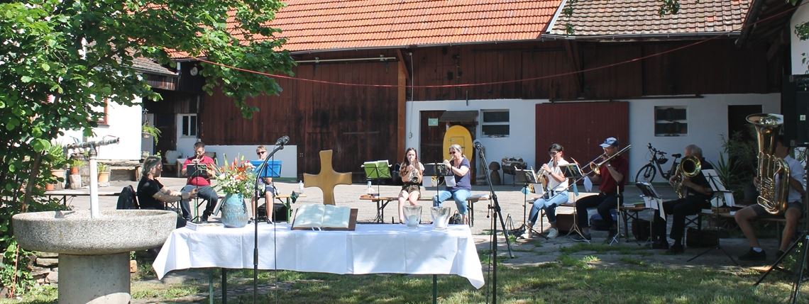 Gottesdienst findet auf dem Bauernhof statt Der Posaunenchor spielt beim Gottesdienst auf dem Bauernhof.Pfisterer