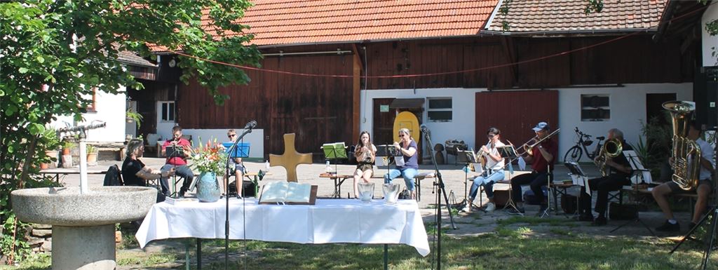 Der Posaunenchor spielt beim Gottesdienst auf dem Bauernhof.Pfisterer