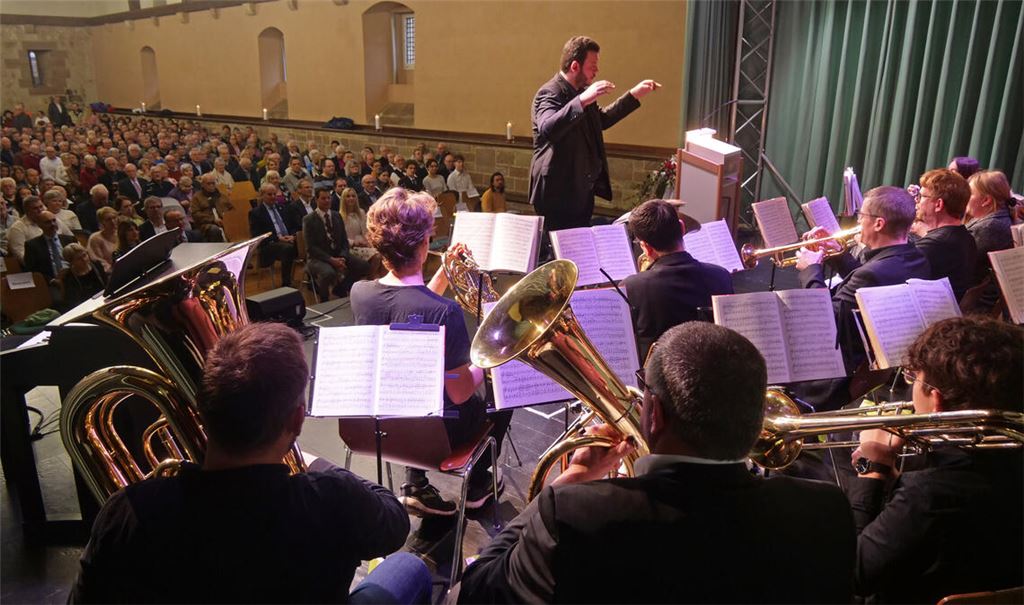 Der Posaunenchor unter Leitung von Christian Geltner umrahmt den Empfang in der voll besetzten Stadthalle musikalisch. Fotos: Friedrich