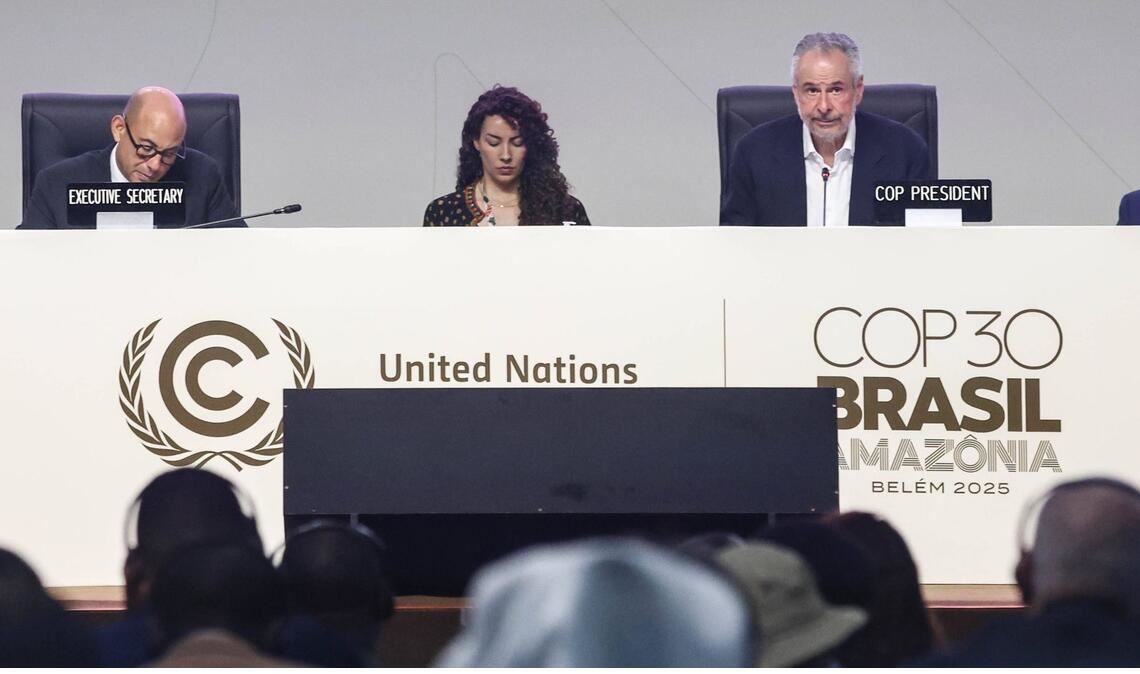 Der Präsident der COP 30, Andre Aranha Correa do Lago (re.), schaut eher skeptisch auf das vielköpfige und vielstimmige Plenum der Klimakonferenz im brasilianischen Belém.