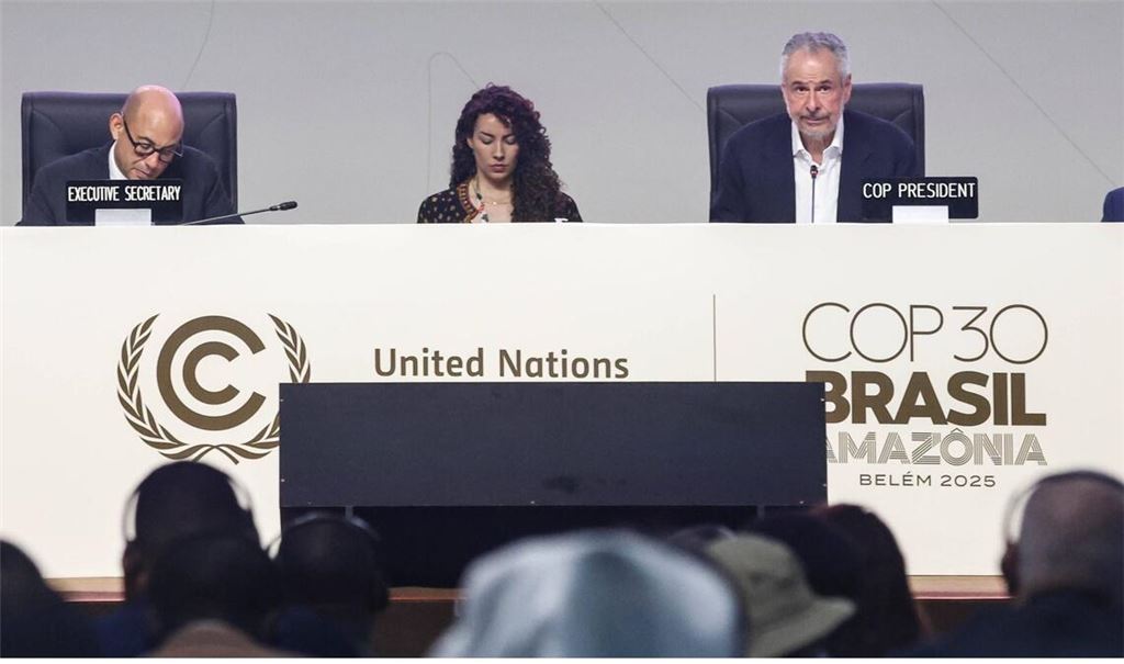 Der Präsident der COP 30, Andre Aranha Correa do Lago (re.), schaut eher skeptisch auf das vielköpfige und vielstimmige Plenum der Klimakonferenz im brasilianischen Belém.