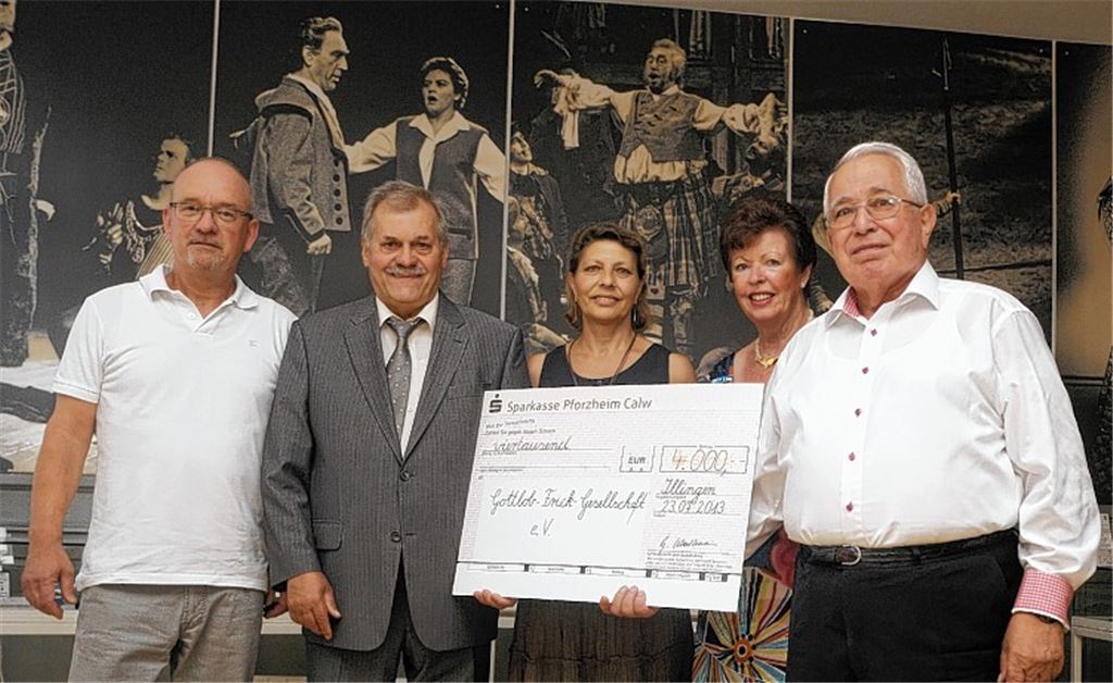 Der Präsident der Gottlob-Frick-Gesellschaft Hans A. Hey und Ehefrau Ingrid (v. re.) sowie Geschäftsführer, Adalbert Bangha (li.), nehmen von Gustav Werthwein und Ehefrau Gaby eine Spende von 4000 Euro entgegen.  Foto: Fotomoment