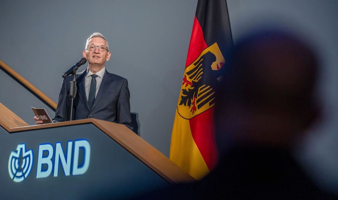 Der Präsident des Bundesnachrichtendienstes, Martin Jäger, will den BND zu einer schlagkräftigen Abwehreinheit gegen Angriffe auf Deutschland machen.