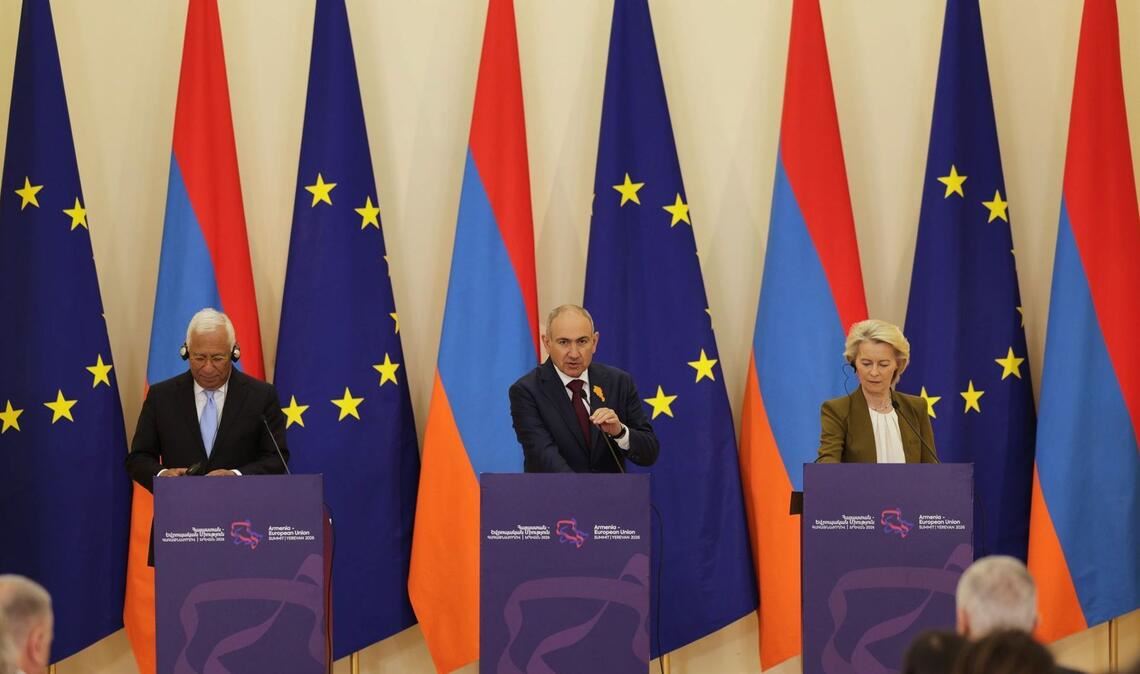 Der  Präsident des Europäischen Rates Antonio Costa (v.l.), der armenische Premierminister Nikol Paschinjan und die Präsidentin der Europäischen Kommission Ursula von der Leyen am EU-armenien-Gipfel.