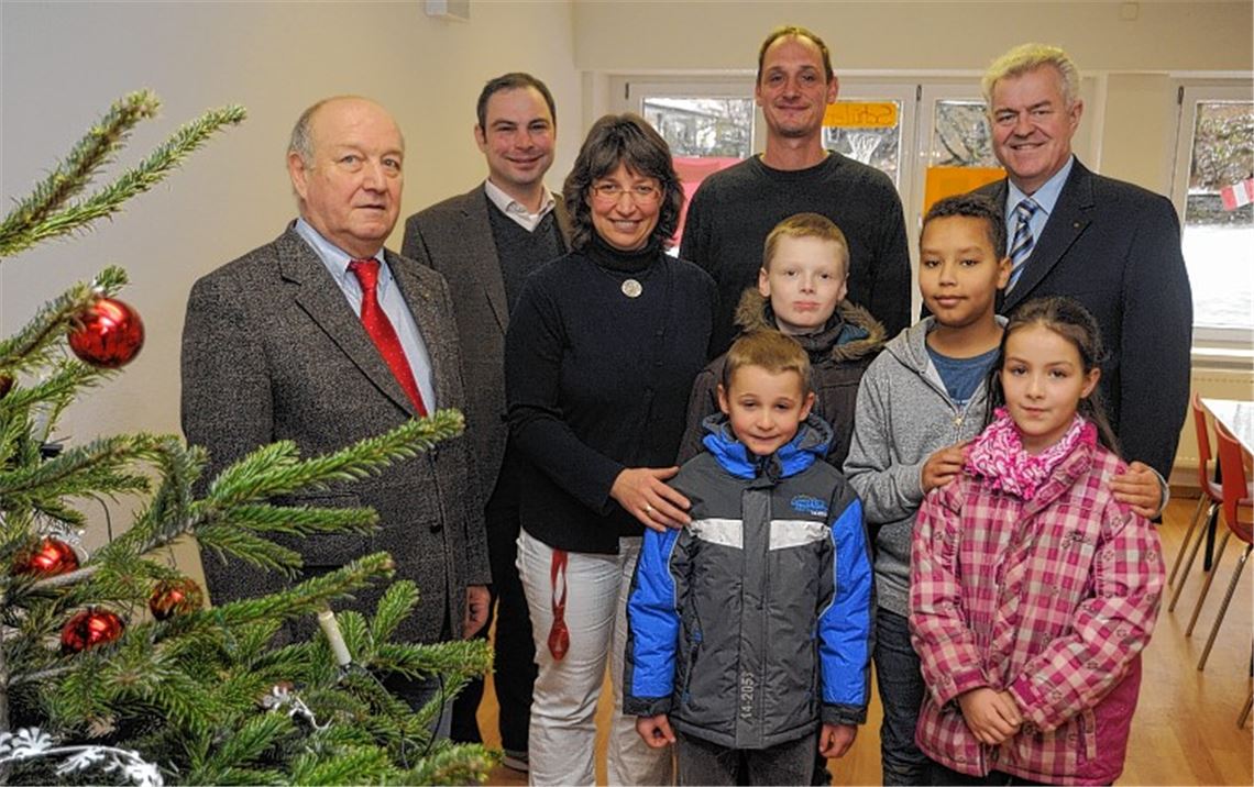 Der Präsident des Rotary Club Mühlacker-Enzkreis, Dr. Dieter Weschler (li.), übergibt gemeinsam mit den Rotariern Jochen Sämann (2. v. li.) und Wolfgang Hofmann (re.) 1000 Euro an Sabrina Könne und Volker Weber von der Schule Enzberg. Foto: Fotomoment