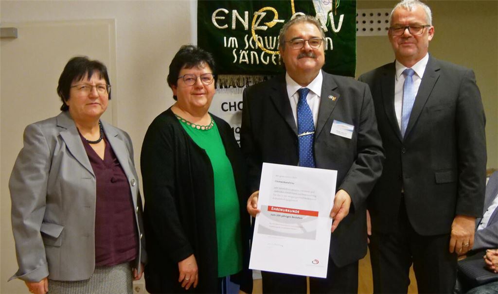 Der Präsident des Schwäbischen Chorverbands Jörg Schmidt (re.) überreicht den Vertretern des Chorverbands Enz, Elisabeth Mikonya-Stahl, Claudia Gröninger und Peter Heinke (v. li.) die Jubiläumsurkunde.