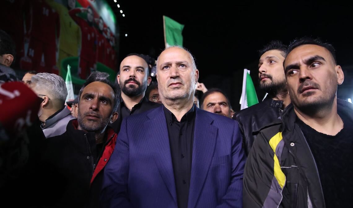 Der Präsident des iranischen Fußballverbandes (Mitte) hat es nicht zum FIFA-Kongress in Vancouver geschafft.