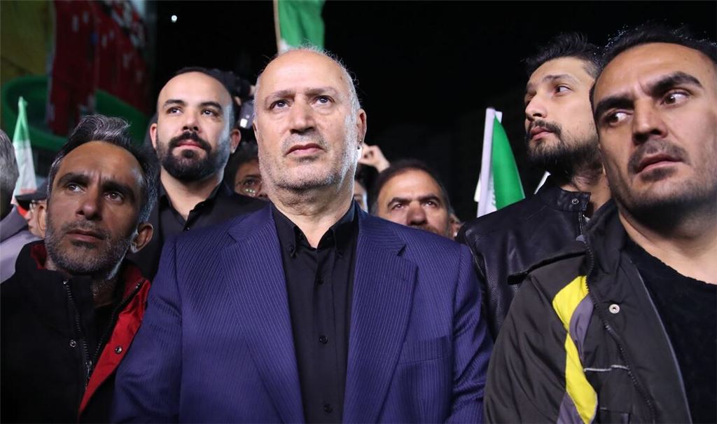 Der Präsident des iranischen Fußballverbands, Mehdi Tadsch (M), ist auf dem Weg zum FIFA-Konress bei der Einreise nach Kanada abgeweisen worden (Archivfoto).