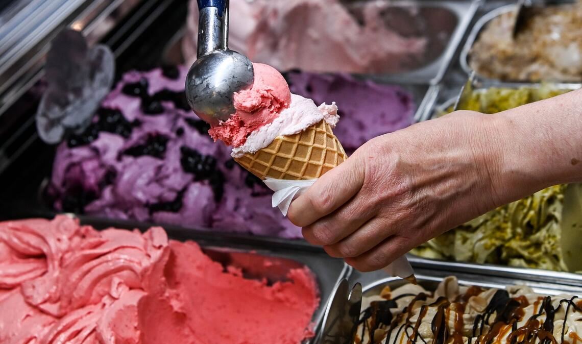 Der Preis für eine Kugel Eis ist in Baden-Württemberg teilweise teurer geworden (Symbolbild).