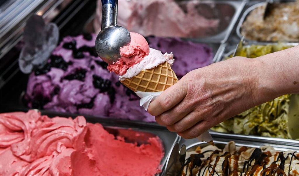 Der Preis für eine Kugel Eis ist in Baden-Württemberg teilweise teurer geworden (Symbolbild).