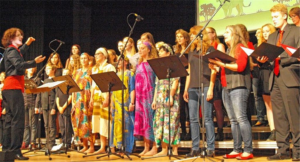 Der Projektchor „inTakt“ und die jungen Sänger der Jugendmusikschule Vaihingen entführen die Zuhörer in das Königreich der Löwen. Foto: Filitz