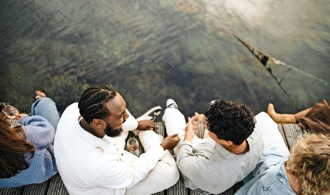 Der Protagonist in Hollinghursts Roman ist „mixed race“, dunkelhäutig und an Männern interessiert.