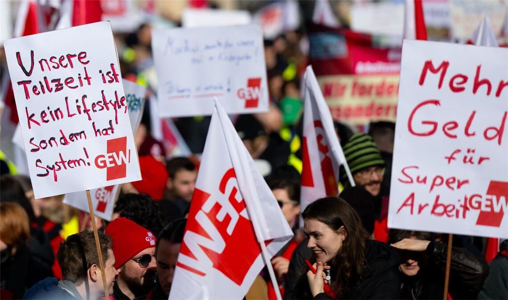 Der Protest  im Vorfeld fiel relativ moderat aus, hat aber zum Ergebnis geführt: Der Tarifabschluss bringt „mehr Geld für super Arbeit“.