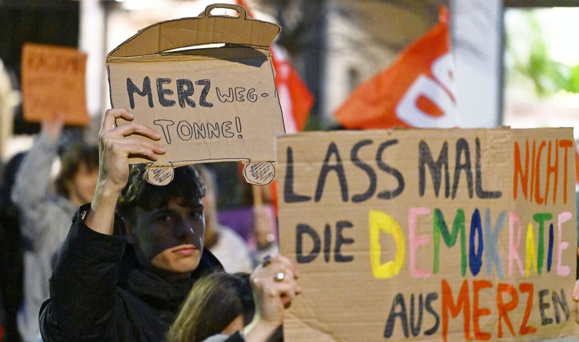 Der Protest richtete sich gegen Aussagen von Bundeskanzler Merz zu Stadtbild und Migration.