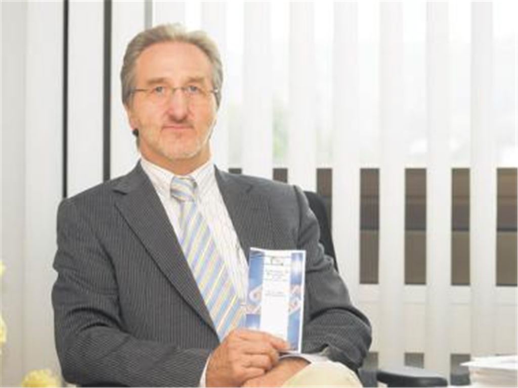 Der Prototyp eines Flyers für die Fachschule für Wirtschaft ist bereits fertig. Rektor Rainer Schork wünscht sich, dass er für sein neues schulisches Angebot bald Werbung machen kann. Noch fehlt ihm für sein jüngstes Projekt das grüne Licht vom Ministerium und dem Schulträger. Foto: Gollnow