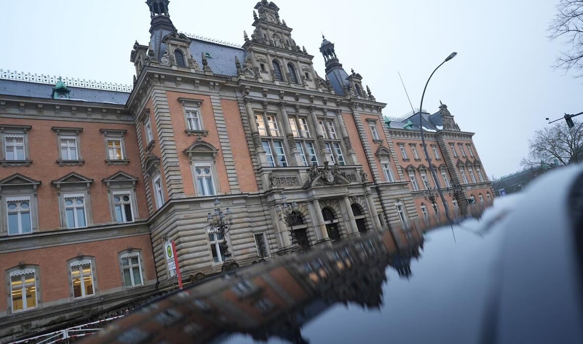 Der Prozess gegen die mutmaßlichen Mitglieder einer rechtsextremistischen Terrorzelle soll im Hamburger Strafjustizgebäude stattfinden. (Archivbild)