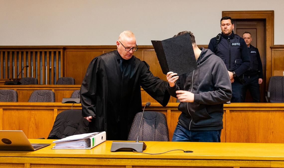 Der Prozess hat mit der Anklage und der Einlassung des Angeklagten begonnen.