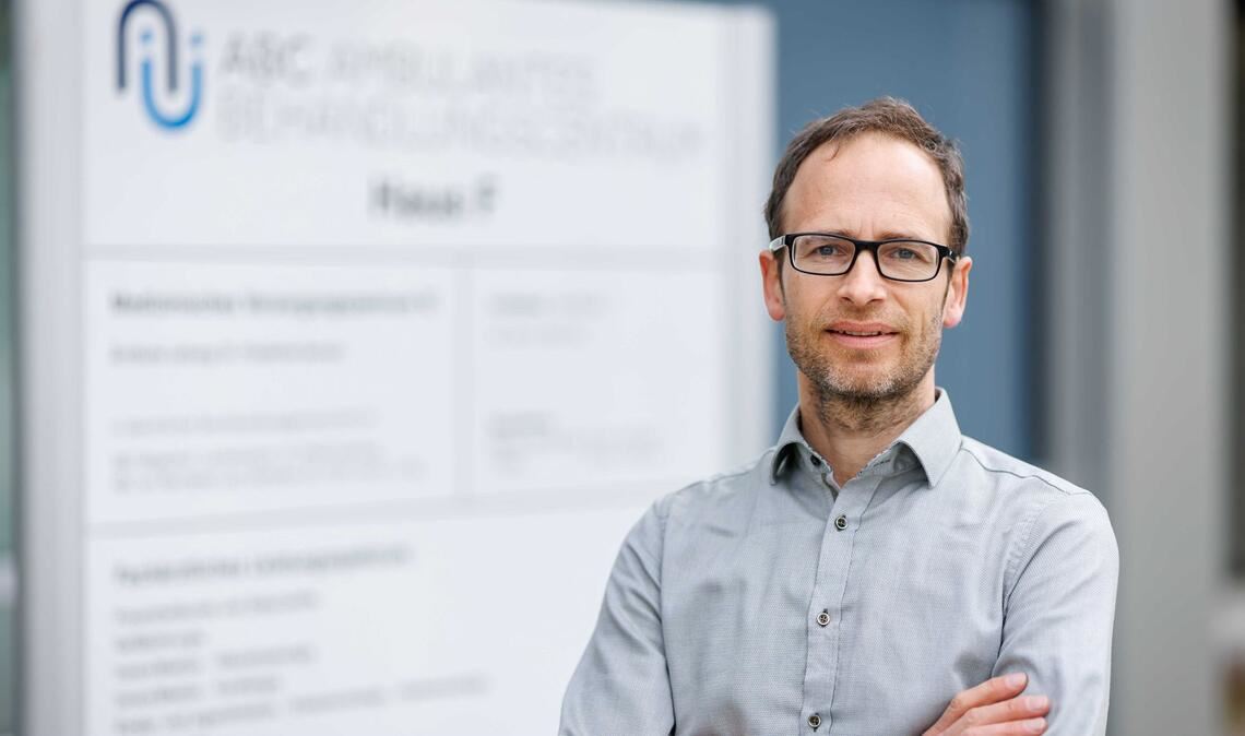 Der Psychologe Philipp Martzog betreut am Klinikum Nürnberg junge Menschen mit Mediensucht.
