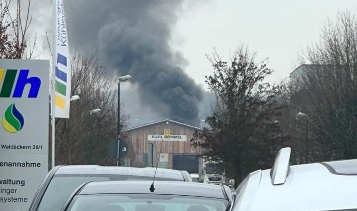 Der Qualm im Mühlacker Gewerbegebiet ist schon von Weitem sichtbar. Foto: Feuerwehr