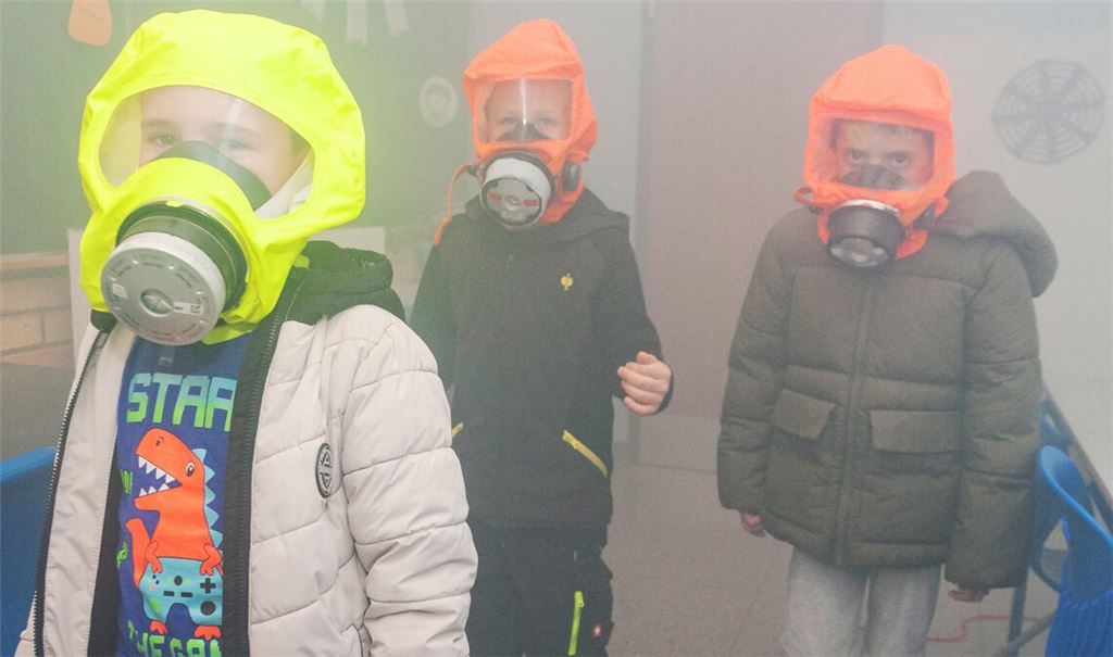 Der Qualm ist zwar nicht giftig, zeigt aber, wie schnell so ein Klassenzimmer verraucht sein kann. Gut, dass die Feuerwehr im Ernstfall Brandschutzhauben mitbringt, die eine Flucht nach draußen ermöglichen. Fotos: Fotomoment