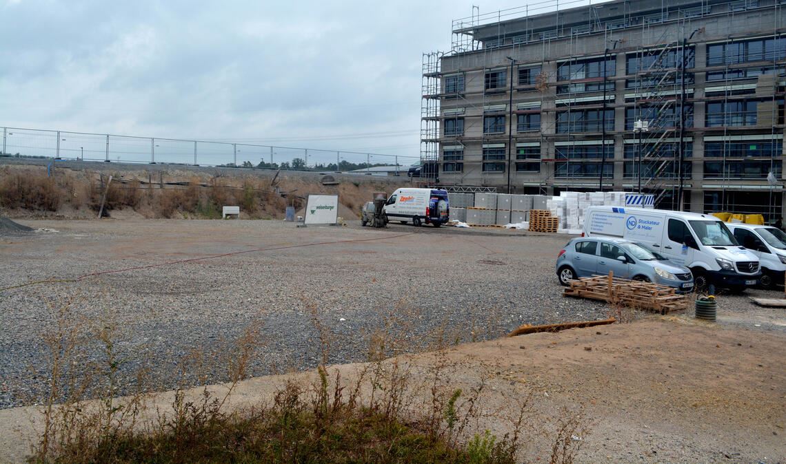 Der Quartiersplatz grenzt an das im Bau befindliche Seniorenheim (re.) an. Im Hintergrund soll die Treppenanlage entstehen. Foto: Stahlfeld