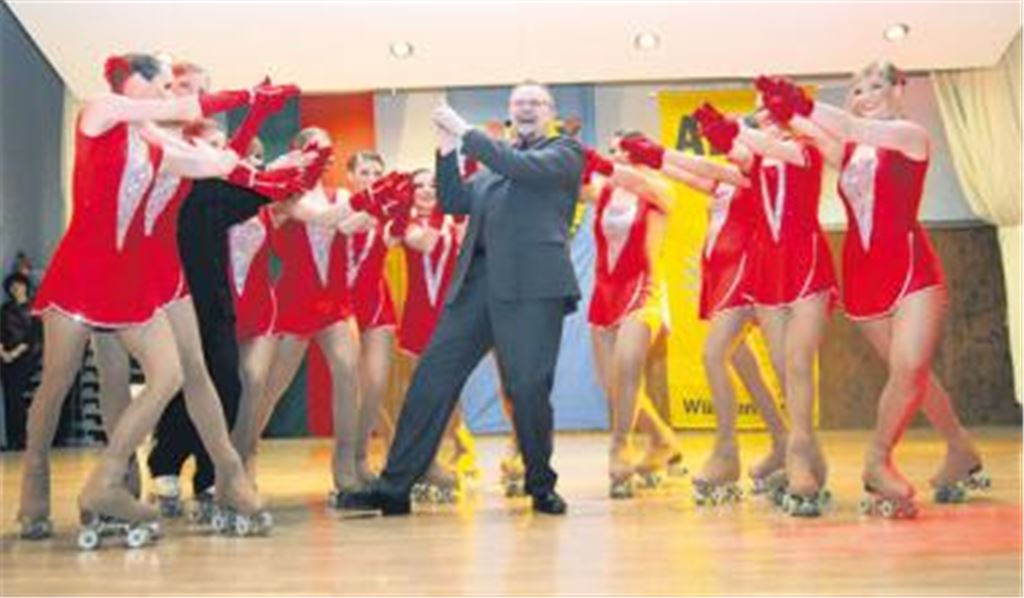 Der RRMSV Kieselbronn gratuliert dem Rad- und Kraftfahrerverein Lomersheim mit einer charmant-rasanten Show auf Rollschuhen. Foto: Hansen