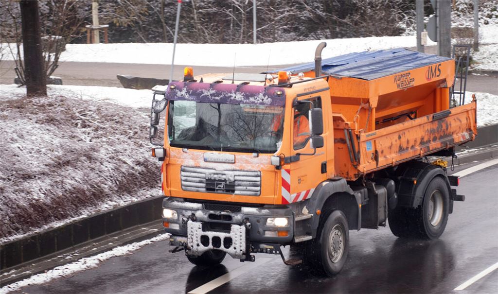 Der Räumdienst, hier unterwegs auf der B10 in Mühlacker in Fahrtrichtung Enzstraße, absolviert am Donnerstagmorgen einen vergleichsweise entspannten Einsatz.