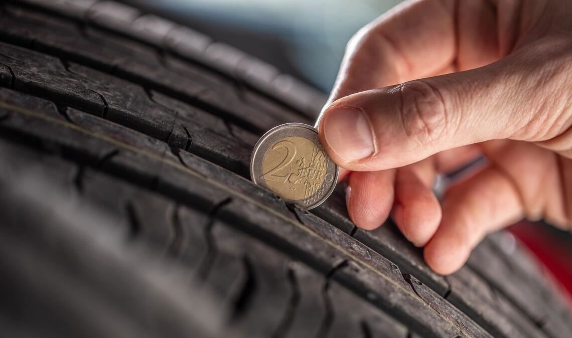 Der Rand einer 2-Euro-Münze hilft bei der Einschätzung.